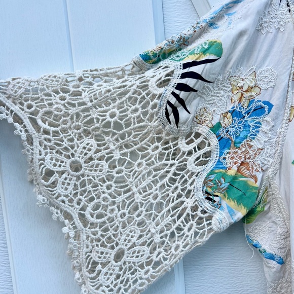 Spiaggia Dolce Floral Crocheted Shawl - Picture 2 of 3